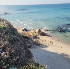 סכנת חיים בחוף הים שלנו: קריסה פתאומית של סלעי כורכר מגובה רב בגבול עמק חפר ונתניה