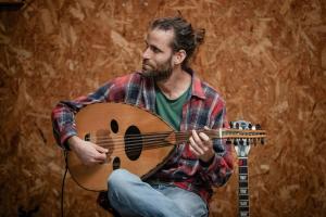 נדב גביר מוציא לאור סינגל מתוך איפי ראשון. בן 40 גדל בקיבוץ חולית כיום מתגורר בלהבות חביבה