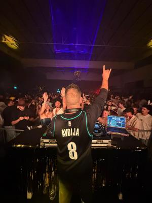 די ג'י גל ברמי מרים את הקהל במסיבת פורים של בית יצחק וגוש חי"ה