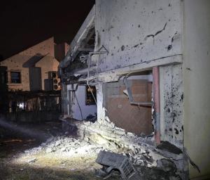 פגיעה ישירה במושב חניאל. נזק כבד לשלושה בתים: צוותי כיבוי סרקו את הזירה ושללו חשש ללכודים, הדיירים שהו במרחב מוגן