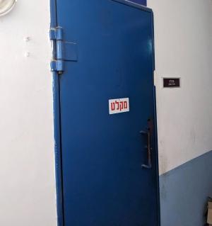 לאור ריבוי אזעקות בעמק ונפילת שברי יירוט, תושבים תוהים של מי האחריות למקלטים ציבוריים תקינים בישוב? המועצה האזורית עמק חפר או הוועד המקומי