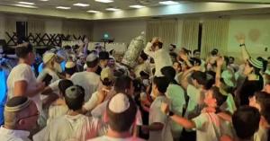 הכנסת ספר תורה לבית המדרש שמומן באמצעות קמפיין מיחזור בקבוקים